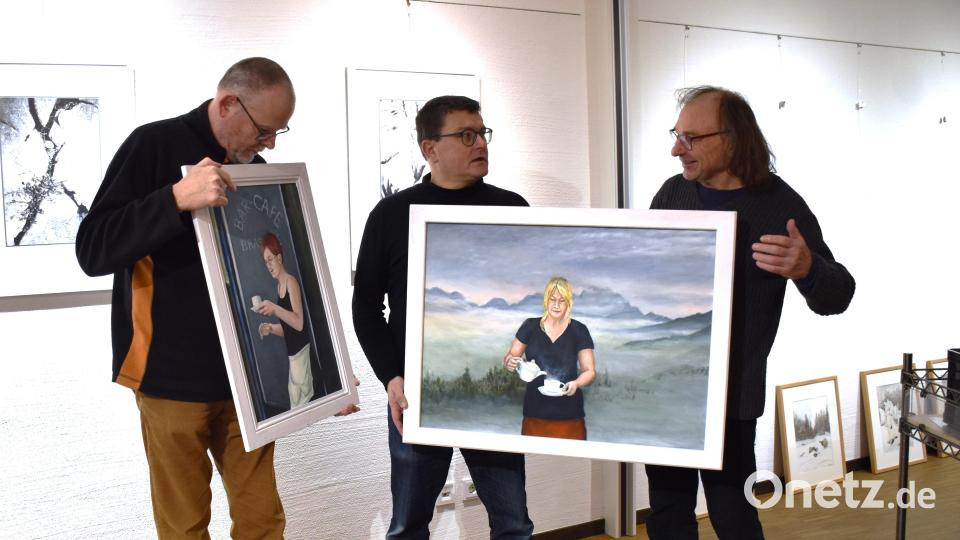 Jürgen Klein und Markus Braun helfen dem Künstler Hans Wallner (v. li.) beim Installieren der Werke. Den Aufbau-Profis geht die Arbeit schnell von der Hand. Bild: ubb