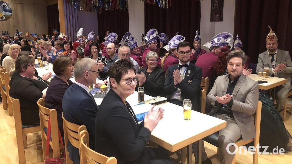Der Galaabend war gut besucht. Mit dabei auch Wiesaus Zweiter Bürgermeister Michael Dutz (vorne rechts). Bild: wro