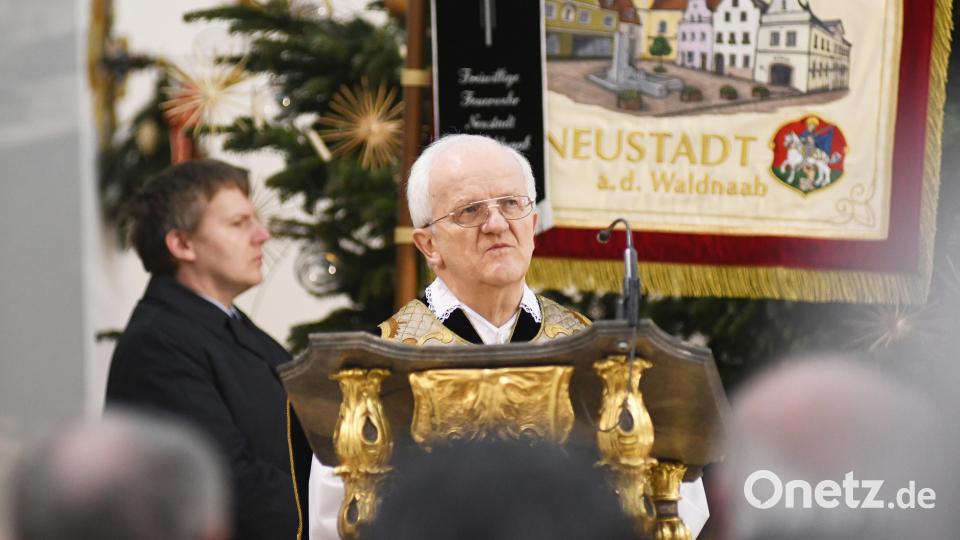 Stadtpfarrer Josef Häring würdigt Anton Binner. Bild: Gabi Schönberger
