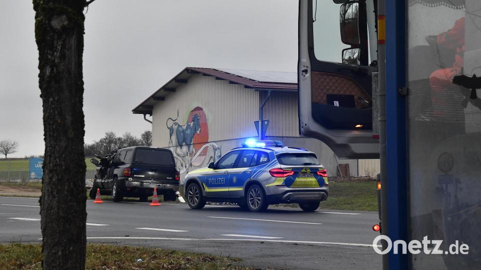 Der Zusammenstoß ereignete sich an der Abzweigung nach Kümmersbuch: Der schwere Geländewagen GMC Sierra hat nach dem Unfall nur noch Schrottwert. Symbolbild: Petra Hartl