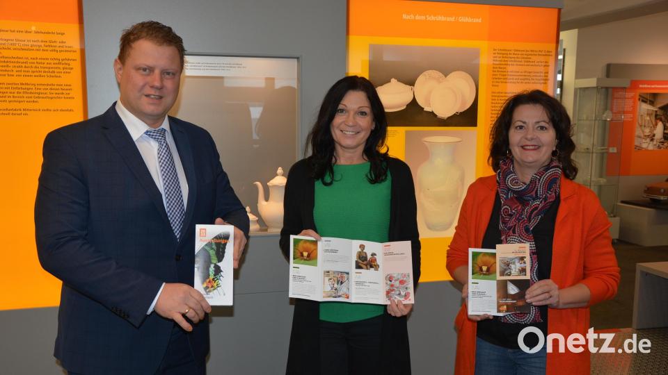 Marion Papsch und Nicole Schuller (rechts) vom Museumsteam stellten gemeinsam mit Bürgermeister Stefan Grillmeier das Jahresprogramm des Museums Mitterteich vor. Bild: jr