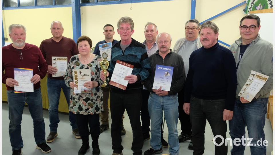 Insgesamt 11.678 Reisetauben der RV waren im Jahr 2022 in 12 Altflügen und 6 Jungflügen zum Teil europaweit unterwegs. Unser Bild zeigt die erfolgreichen Züchter mit RV-Vorstand Josef Dötsch (Zweiter von rechts) Bild: do