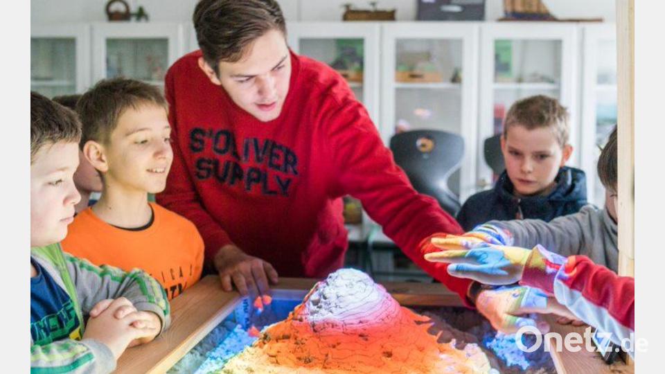 Beim P-Seminar &quot;Augmented Reality Sandbox&quot; erschufen die GMG-Schüler die Insel Zypern aus Sand. Bild: Christoph Traub/exb