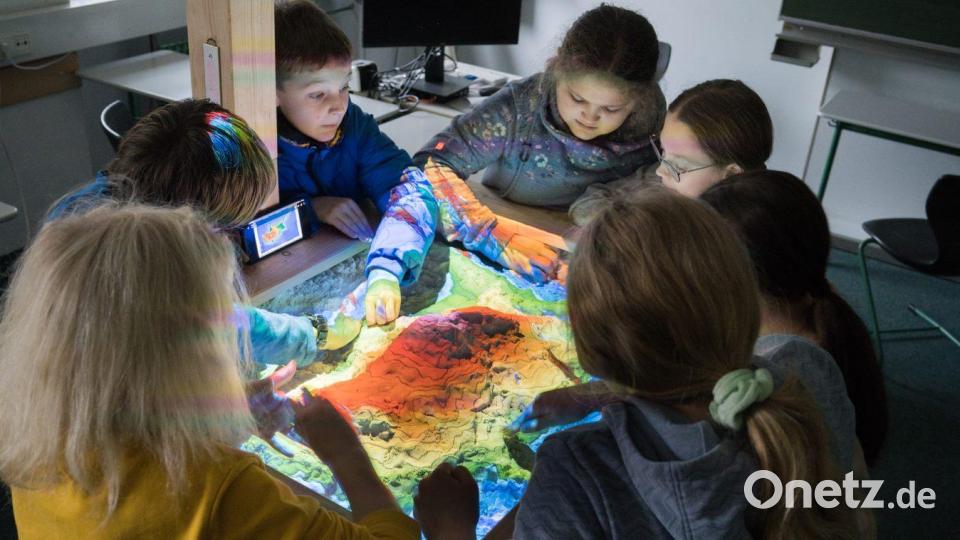 GMG Amberg: P-Seminar &quot;Augmented Reality Sandbox&quot; Bild: Christoph Traub/exb