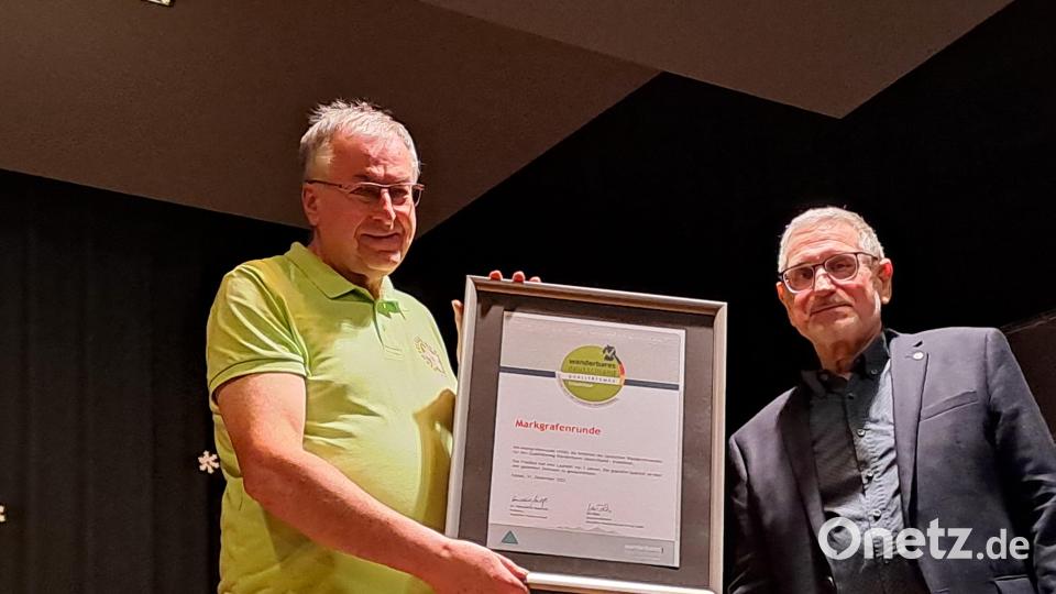 Der Vizepräsident des Deutschen Wanderverbandes, Werner Mohr, übergibt das Zertifikat an den FGV-Hauptvorsitzenden und Vorsitzenden der FGV-Ortsgruppe Bischofsgrün Rainer Schreier. Bild: gis