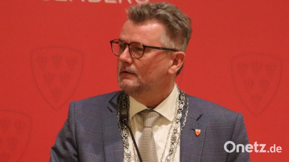 Bürgermeister Michael Göth bei seiner Rede. Bild: mfh