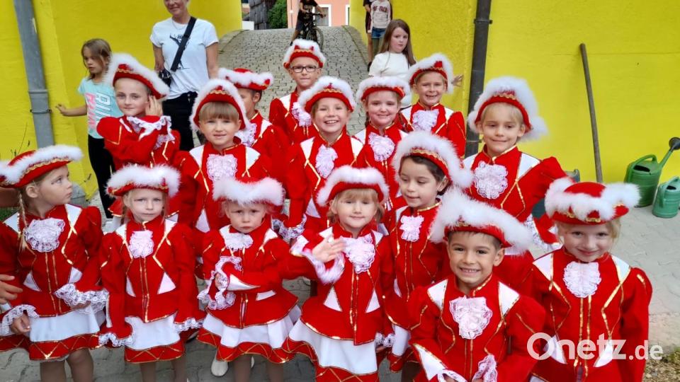 Die Mädchen der Wichtelgarde sind mit Feuereifer dabei und freuen sich schon auf die Auftritte. Bild: Waldecker Carnevalverein/exb