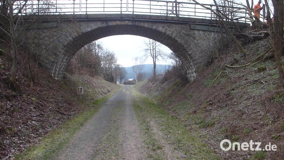 Flurneuregelung und Dorferneuerung: Im Zuge des Flurneuordnungs- und Dorferneuerungsverfahrens bestünde auch die Möglichkeit marode Brücken – im Bild die Brücke über die ehemalige Bahnlinie Oberviechtach-Nabburg bei Zangenstein – und Wegebaumaßnahmen in Angriff zu nehmen. Bild: mad
