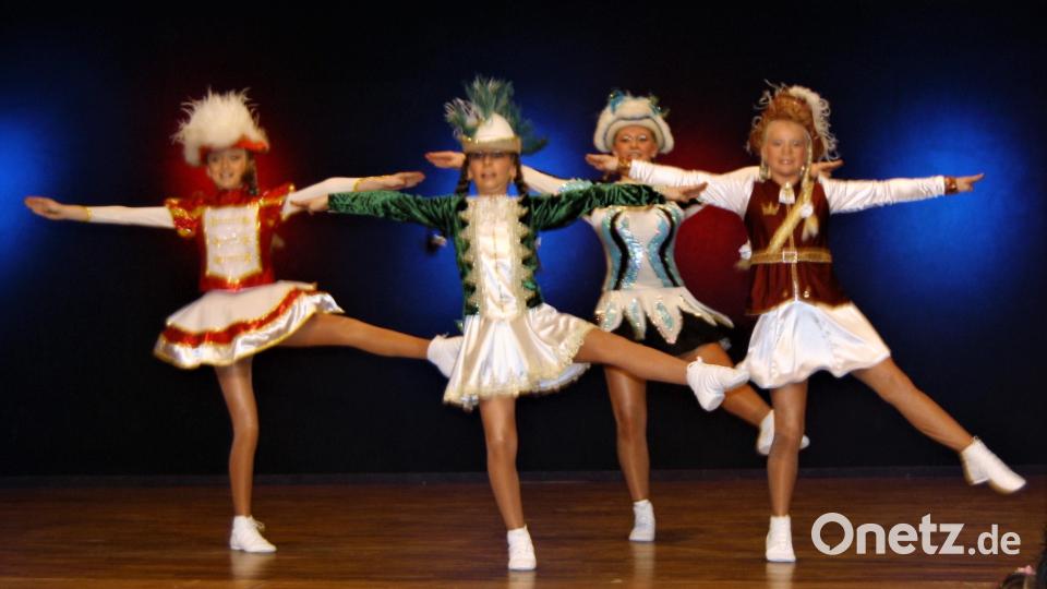 Die Tanzmariechen Luisa Haberberger, Ellen Rippl, Aluna Eisenmann und Pia Oßwald bei ihrem Auftritt. Bild: Hans Kormann/exb