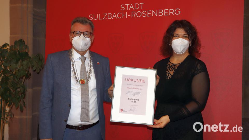 Bürgermeister Michael Göth zeichnete Opernsängerin Christa Mayer mit dem Kulturpreis der Stadt Sulzbach-Rosenberg aus. Bild: mfh