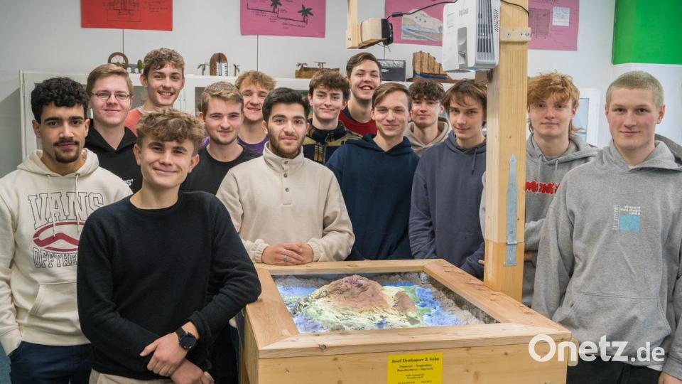 Das Team des P-Seminar ARS am GMG mit ihrer &quot;Augmented Reality Sandbox&quot; (von links): Tarek Saleh, Noah Vollmer, Tobias Hetzenecker, Florian Spreng, Florian Donhauser, Jonas Reindl. Shober Akbari, Simon Sabisch, Sebastian Klopsch, Felix Bader, Leonhard Paintner, Tobias Salfetter, Benjamin Jahreis und Samuel McAllister. Bild: Christoph Traub/exb