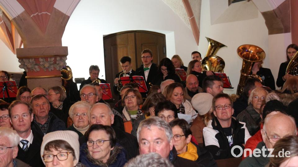 Mit einer festlichen Fanfare überraschten die Musiker ihr Publikum. Es wurde aus dem Hintergrund gespielt. Bild: rpp