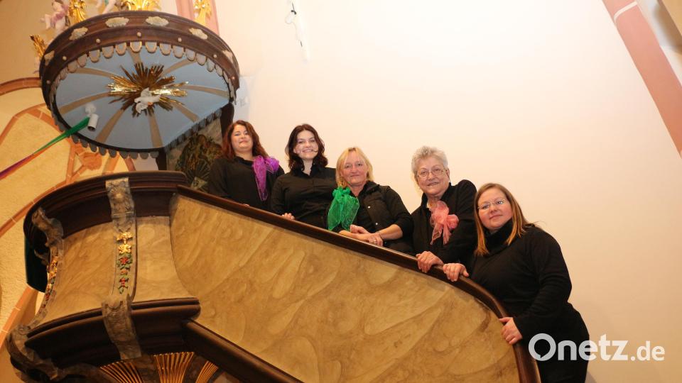 Die fünf Dirigentinnen leiteten an diesem Abend abwechselnd den großen Bezirkschor. Von links: Ulrike Kummer, Christiane Bayer, Erika Piehler, Karin Müller-Bayer und Anne Müller. Bild: rpp