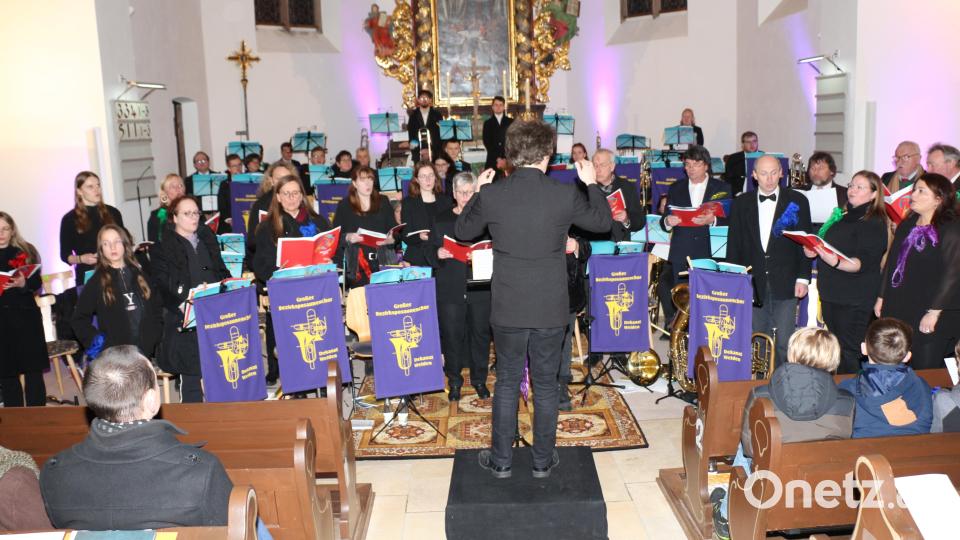 Der Chor brachte wunderschöne Abwechslung ins Programm. Unter der Leitung und Begleitung von Ehepaar Bukreev bezauberten sie das Publikum vor Allem mit dem Lied „Meine Zeit“. Bild: rpp