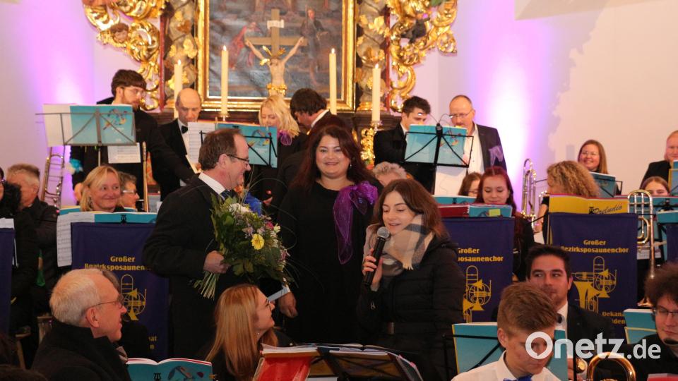 Am Ende des Konzerts verabschiedete Bezirksobmann Richard Riedel (links) die langjährige Bezirkschorleiterin Ulrike Kummer (Mitte) mit einen Blumenstrauß und einem Erinnerungsbild. Bild: rpp