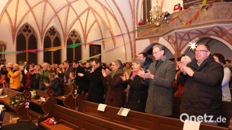Mit langanhaltendem stehendem Applaus wurde den Musikern und Sängern für das schöne Konzert gedankt. Bild: rpp