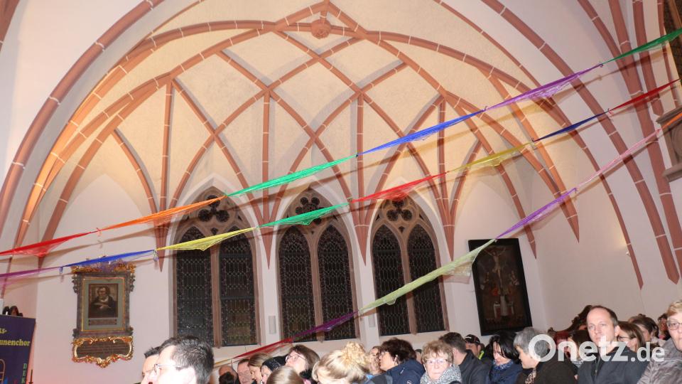 Mit ihren rotbraun geränderten Schmuckelementen gab die Kirche den Gästen ein heimeliges Wohnzimmergefühl. Bild: rpp