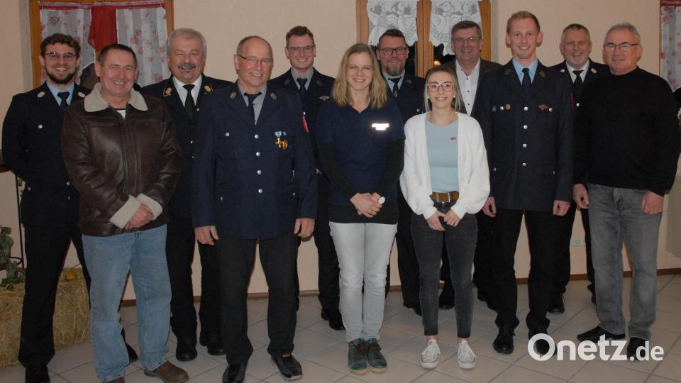 Die Feuerwehr Emhof wählt einen neuen Vorstand mit Stefan Dirmeier (Dritter von links) an der Spitze. Bild: pop