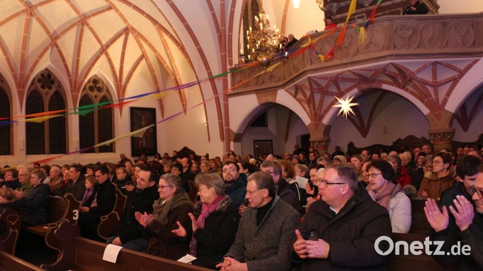 Die Gäste belohnten Bläser und Bläserinnen sowie Bezirksposaunenchorleiterin Ulrike Kummer mit Applaus. Bild: rpp