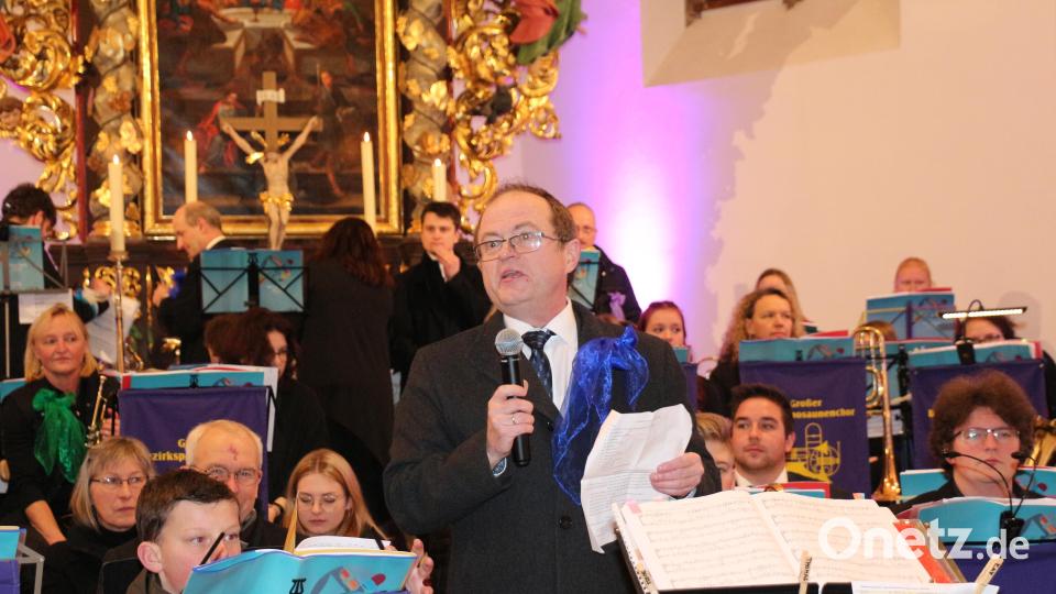 Bezirksobmann Richard Riedel freute sich über ein volles Gotteshaus, begrüßte die Gäste und erzählte so manches Schmankerl aus den Tagen der Freizeit. Bild: rpp