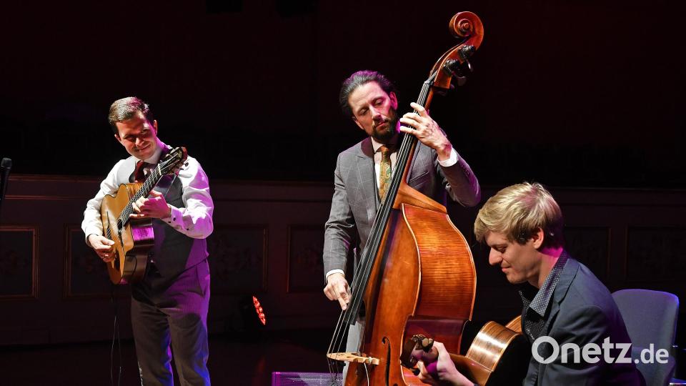 Das Diknu-Schneeberger-Trio spielte im Amberger Stadttheater gekonnt auf. Bild: Petra Hartl