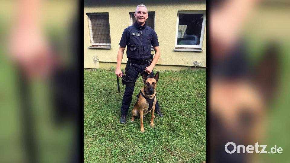 Enrico Lauer mit seinem Polizeihund Melvin. Bild: Polizei Marktredwitz