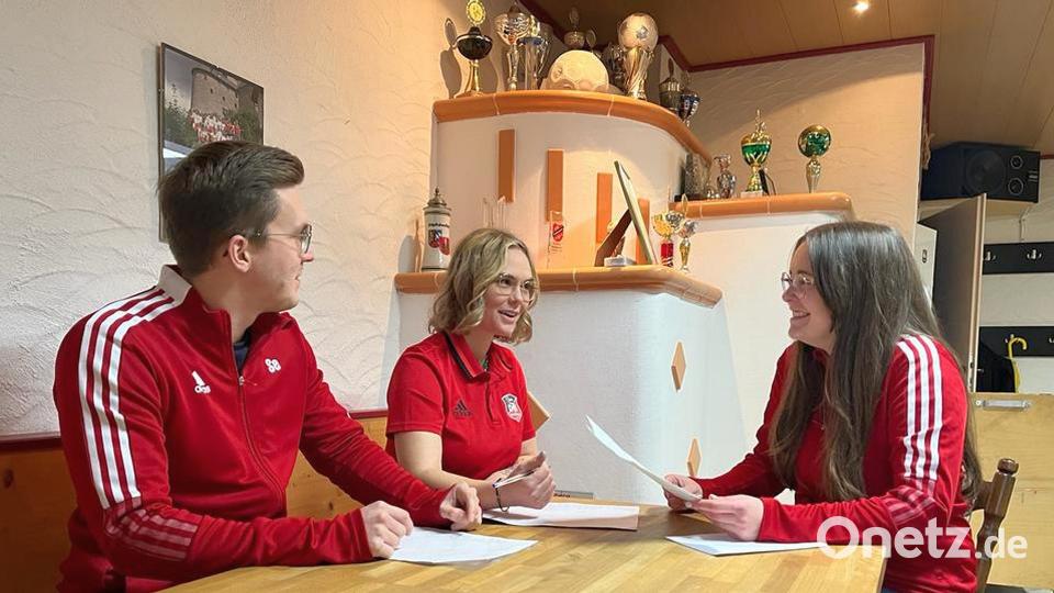 Den Weiberfasching der DJK Falkenberg organisieren (von links) Sebastian Schön, Amelie Hasenfürter und Lea Planner. Bild: DJK Falkenberg/exb