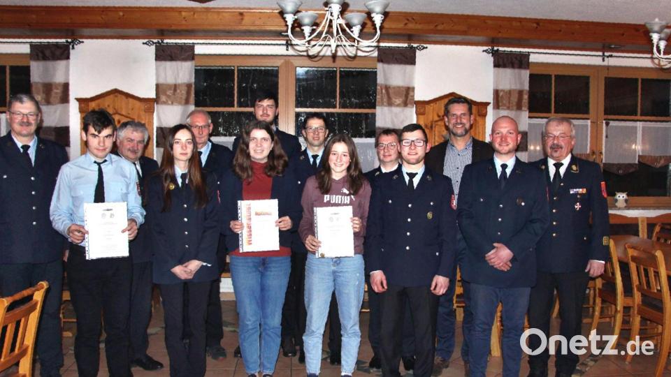 Neuwahlen und die Vergabe von Abzeichen standen bei der Feuerwehr Kirchenreinbach an. Von links Vorsitzender Günther Renner, Simon Lehnerer, Kreisbrandinspektor Hans Sperber, Zweite Kommandantin Simone Ertel, Vertrauensmann Leo Wirbel, Annalena Vomasta, Jugendvertreter Maximilian Vomasta, der scheidende Kommandant Norbert Sperber, Selina Sperber, Kreisbrandmeister Christian Meier, der neue Kommandant Lukas Renner, Bürgermeister Roman Berr, Vertrauensmann Sebastian Kagermeier und Kreisbrandrat Fredi Weiß. Bild: ds