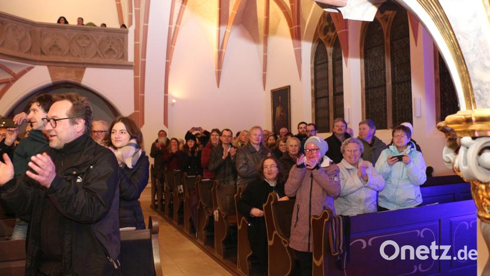 Mit langanhaltendem stehendem Applaus wurde den Musikern und Sängern für das schöne Konzert gedankt. Bild: rpp