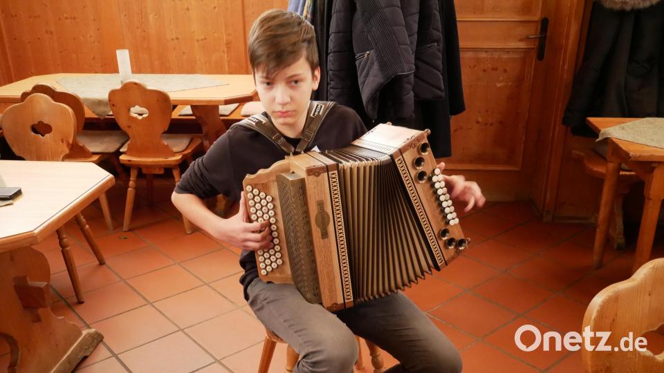 Der Nachwuchsmusiker Jakob Siller begeisterte mit seinen schon beachtlichen Fingerfertigkeiten auf seiner Steirischen und wurde sogar zu Zugaben aufgefordert. Bild: hmr