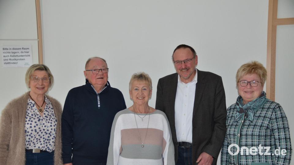 Anna Müller (links) und Angelika Fraunholz (Mitte) als Stellvertreterinnen bilden zusammen mit dem neuen Vorsitzenden Rudi Heier (Zweiter von rechts) das neue Vorstandstrio der Schlaganfallselbsthilfegruppe Speichersdorf e.V.. Kassenprüfer sind Alfred Malzer (Zweiter von links) und Marie-Luise Dietz (rechts). Bild: ak