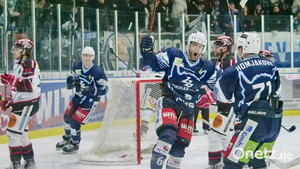 Chad Bassen (Mitte) bejubelt seinen Treffer zum 1:0 für die Blue Devils Weiden gegen die Memmingen Indians mit Edgars Homjakovs. Bild: Elke Engelmaier