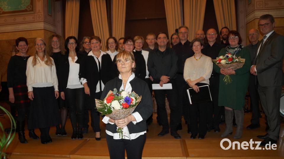 Bürgermeister Martin Birner (rechts) und seine Stellvertreterin Margit Reichl (links) gratulierten den Lehrkräften mit einem Präsent. Schulleiterin Barbara Nutz erhielt einen Blumenstrauß für ihr 28-jähriges Wirken an der Musikschule. Bild: wel