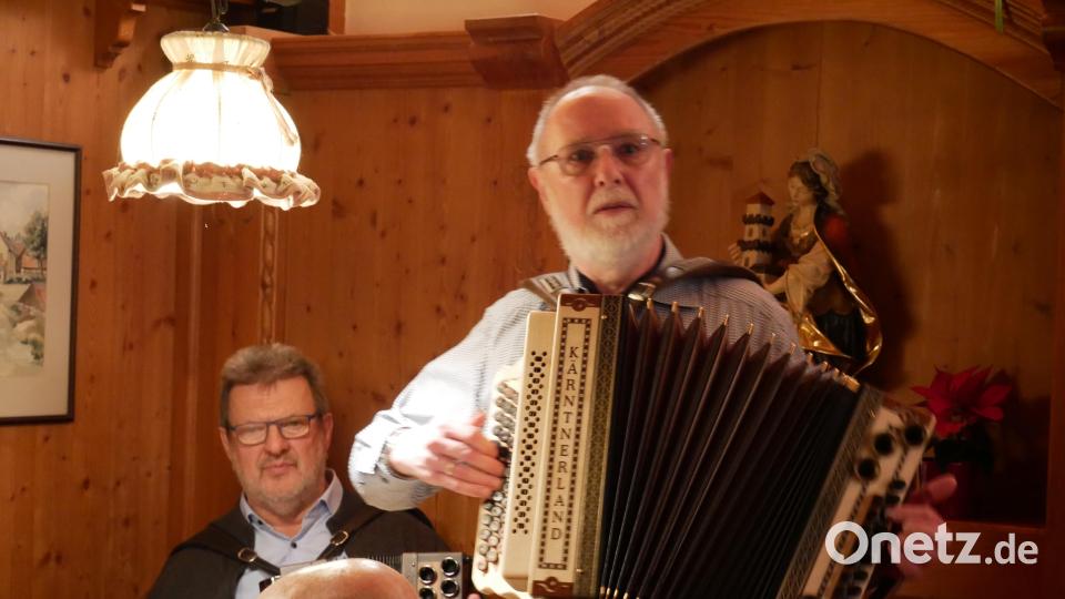 Auch Herbert Storek aus Kemnath spielte mit seiner Steirischen unterhaltsam auf. Bild: hmr