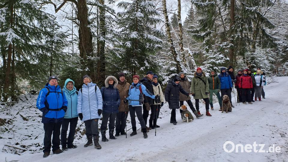 Eine gut gelaunte Gruppe mit den FGV-Wanderführern Edwin und Monika Prechtl (links). Bild: gis