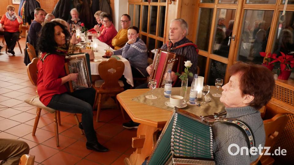 Die Familie Reitmeier stellte sich mit ihren Instrumenten als Neunkirchener Trio vor. Bild: hmr