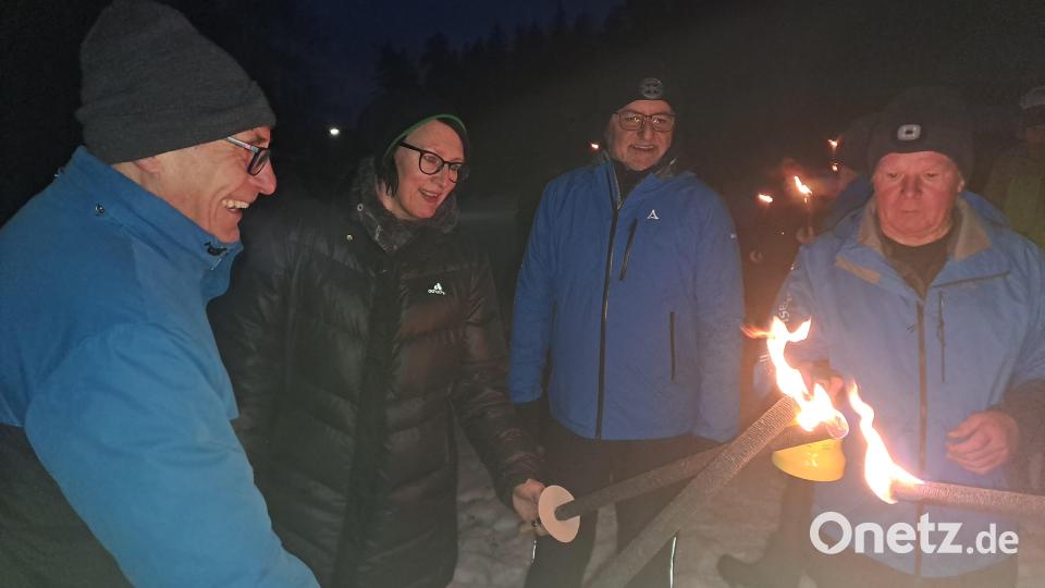 Fackeln entzündeten (von links) Ottmar Wiche, Tourist-Mitarbeiterin Simone Mark, Bürgermeister Franz Tauber, FGV-Wanderführer Edwin Prechtl. Bild: gis