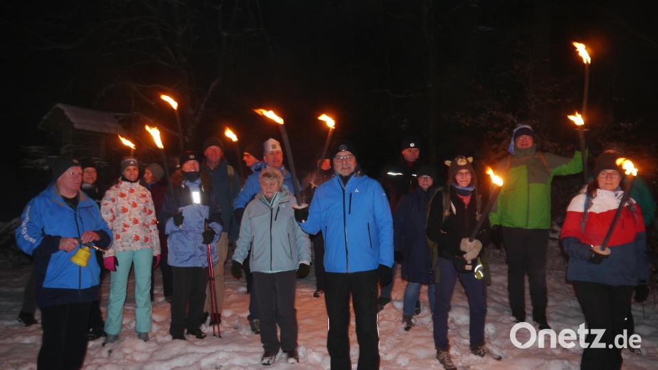 Teilnehmer der Fackelwanderung nach Hüttstadl. Bild: gis