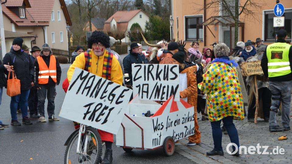 Heuer steigt wieder ein Faschingsumzug in Altenstadt. Der Faschingsverein Altenstadt "Genau" bereitet die Gaudi bereits in Spannung vor. Archivbild: dob