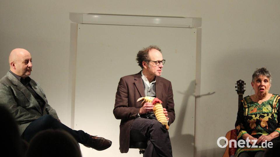 Das Trio vom Regensburger „Statt-Theater“ begeisterte im Mehrzweckraum der Grundschule Kemnath. Bild: stg