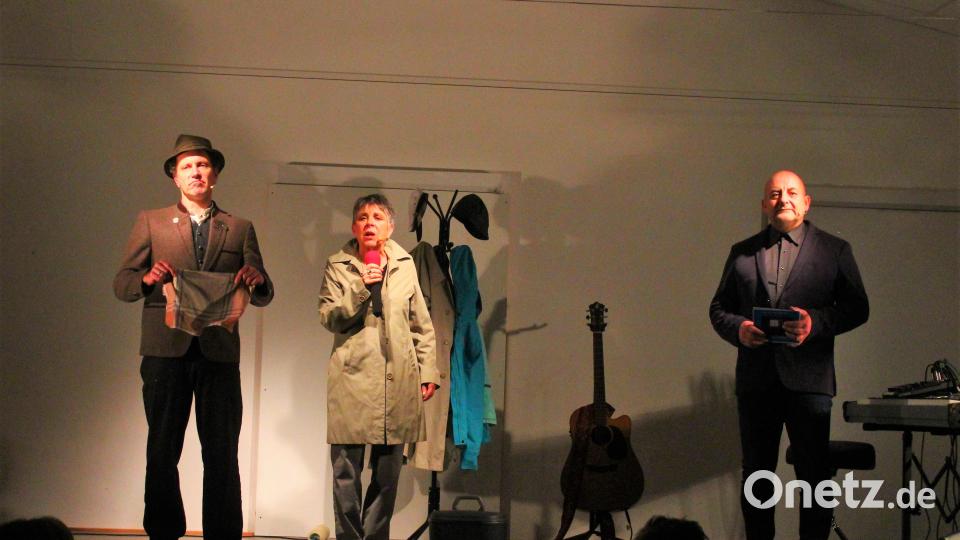 Das Trio vom Regensburger &quot;Statt-Theater&quot; begeisterte im Mehrzweckraum der Grundschule Bild: stg