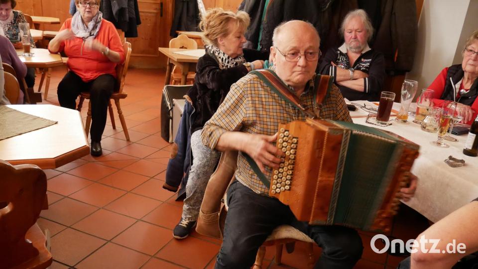 Theo Helgert aus Weiden trug seine Musikstücke mit beachtlicher Stimme auch gesanglich vor. Bild: hmr