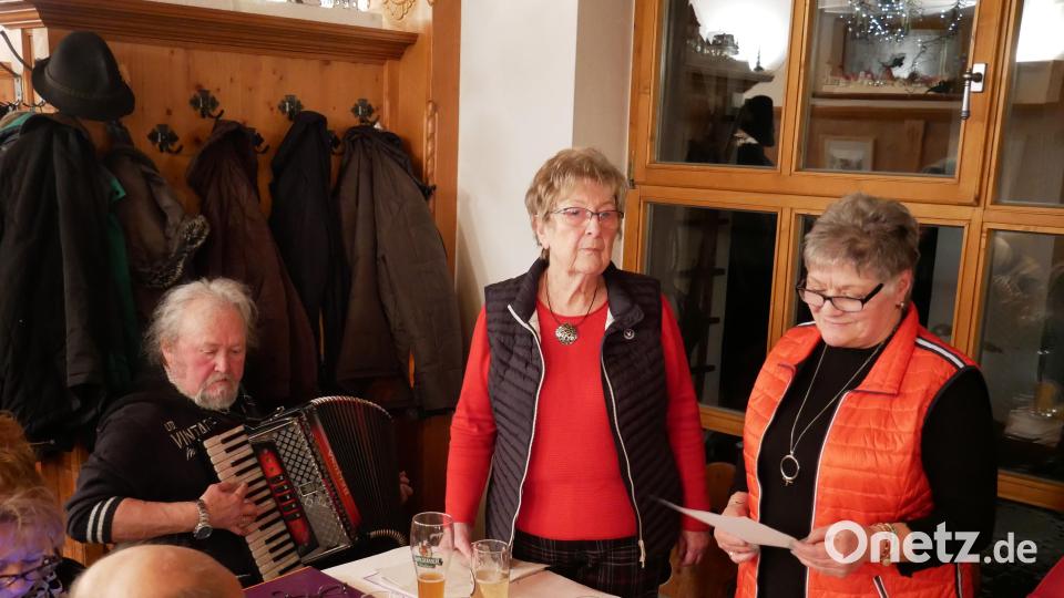 Der Waldsassener Walter Pilsak begleitete seine Frau Carmen (rechts) und Marianne Helm bei ihren gelungenen Gesangsdarbietungen. Bild: hmr