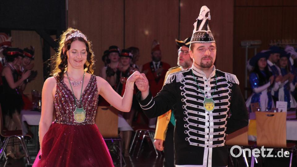 Glamouröser Einzug Einzug des Tirschenreuther Prinzenpaares Yvonne I . und Tobias II. Bild: kro