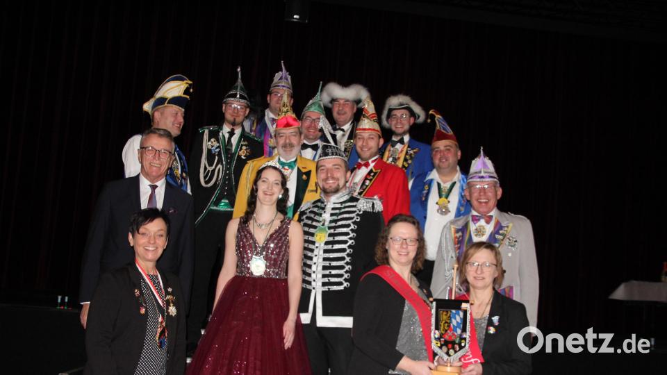 Bürgermeister Franz Stahl und das Tirschenreuther Prinzenpaar mit dem Hofmarschall-Stammtisch. Bild: kro