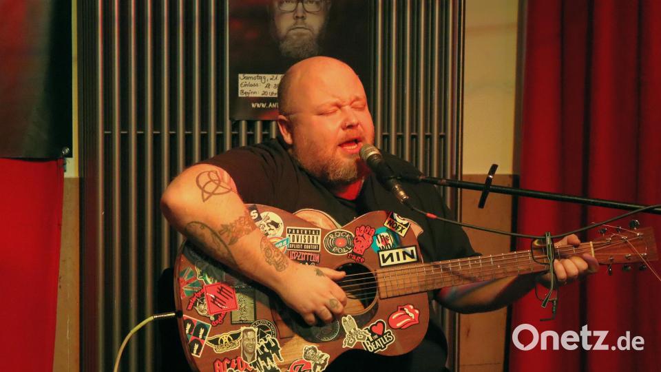 Andreas Kümmert, ein Vollblutmusiker, wie er im Buche steht. Im April erscheint sein neues Album, verriet er dem Publikum im Gestern. Bild: mfh