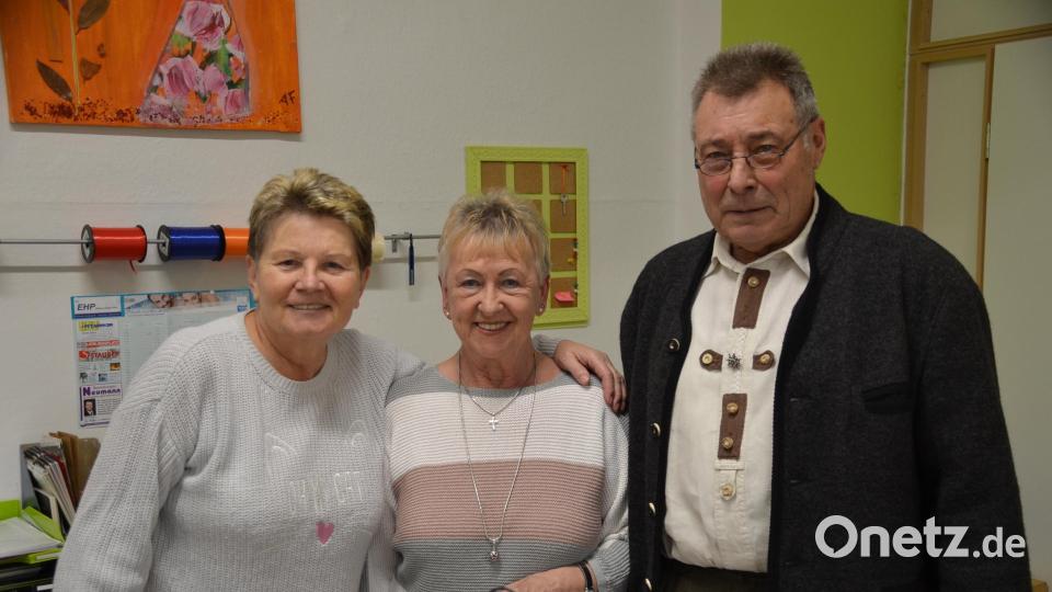 Angelika Fraunholz (Mitte) bedankte sich beim Ehepaar Karin und Herbert Brilla mit einem Präsent für das große Engagement in der Vereinsführung. Bild: ak
