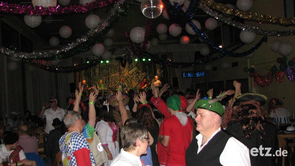 Mit abwechslungsreicher Musik sorgten die „Wilderer“ für eine ständig gut besuchte Tanzfläche. Bild: knh