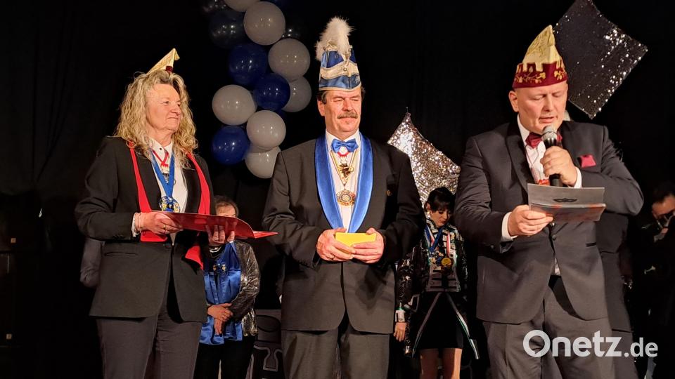Kassenchefin Birgit Dmitrow, Präsident Günther Daubner und Klaus Wicklein vom Fastnachtsverband Franken. Bild: gis