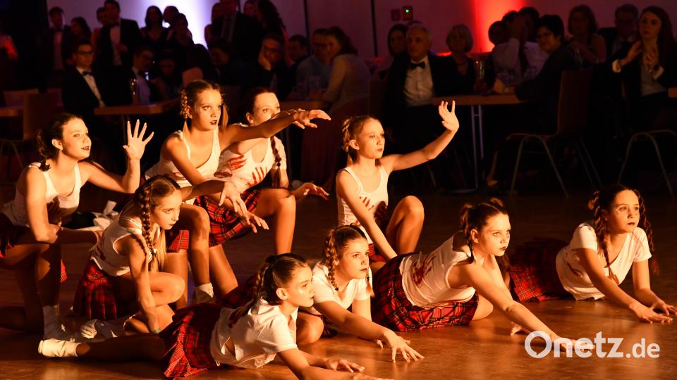 Die Jugendgarde der Nabburger Faschingsgesellschaft zeigte ihren Showtanz Bild: Freya Stoeckl